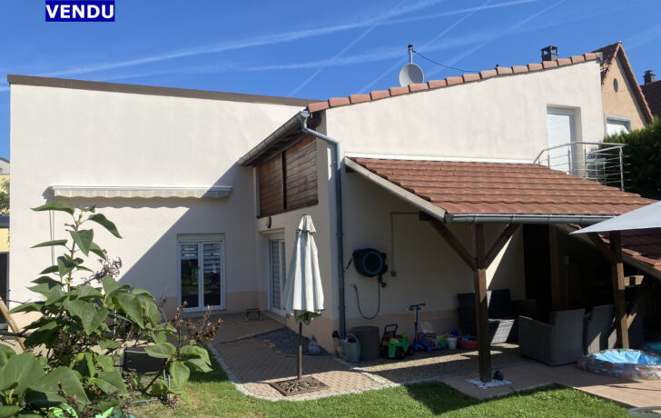 MAISON de 131 m2 sur terrain paysagé de 469 m2